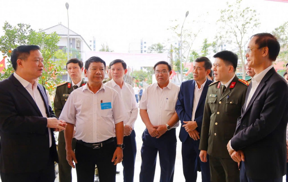 Bí thư Tỉnh ủy Nghệ An Nguyễn Khắc Thận kiểm tra công tác bầu cử ở cơ sở.