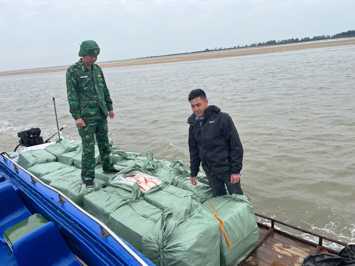 Đồn Biên phòng Trà Cổ thu giữ hơn 1 tấn thịt vịt đông lạnh không rõ nguồn gốc trên biển Móng Cái