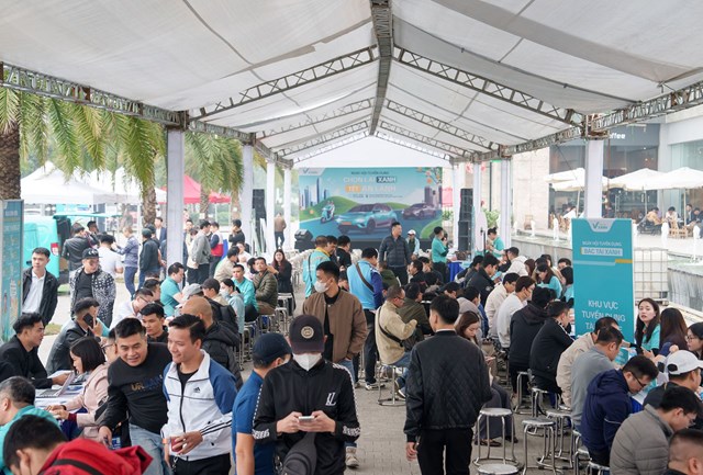 Đ&ocirc;ng đảo t&agrave;i xế đăng k&yacute; l&aacute;i thử, trải nghiệm VinFast EC Van tại Vincom Mega Mall Smart City. &nbsp;