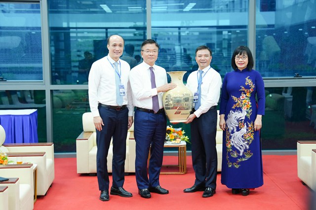 Ph&oacute; Thủ tướng L&ecirc; Th&agrave;nh Long tặng qu&agrave; ch&uacute;c mừng Trường Đại học Luật H&agrave; Nội cơ sở 2.