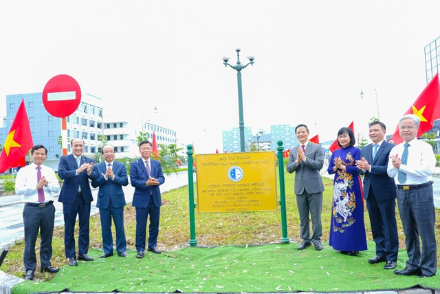 Ph&oacute; Thủ tướng v&agrave; c&aacute;c đại biểu gắn biển c&ocirc;ng tr&igrave;nh Đại học Luật H&agrave; Nội cơ sở 2.