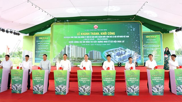 C&aacute;c đại biểu bấm n&uacute;t khởi c&ocirc;ng Dự &aacute;n Đầu tư x&acirc;y dựng Nh&agrave; ở x&atilde; hội Hoa Lư