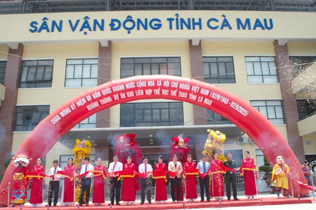 C&aacute;c đại biểu thực hiện nghi thức cắt băng kh&aacute;nh th&agrave;nh Khu li&ecirc;n hợp thể dục &ndash; thể thao C&agrave; Mau.