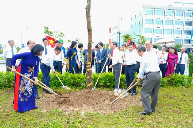 Ph&oacute; Thủ tướng v&agrave; c&aacute;c đại biểu trồng c&acirc;y lưu niệm.