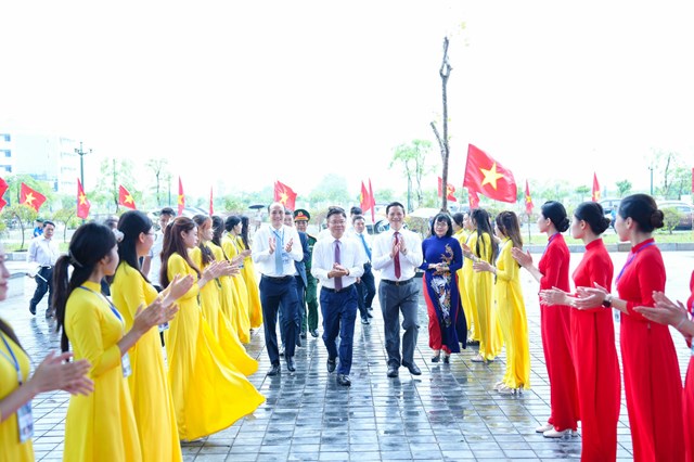 Ph&oacute; Thủ tướng Ch&iacute;nh phủ L&ecirc; Th&agrave;nh Long dự lễ gắn biển kh&aacute;nh th&agrave;nh cơ sở đ&agrave;o tạo Trường Đại học Luật H&agrave; Nội tại tỉnh Bắc Ninh.