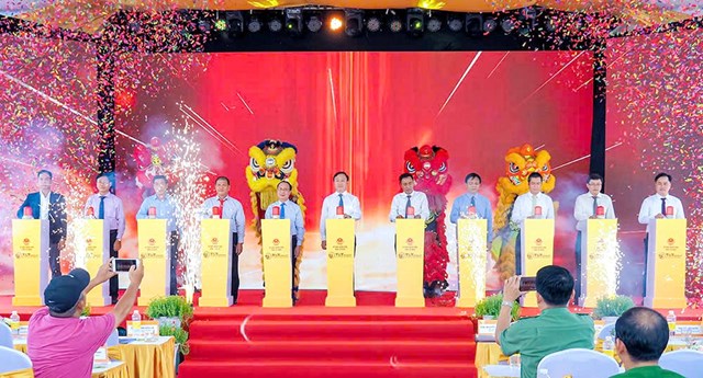 Nh&agrave; đầu tư v&agrave; l&atilde;nh đạo địa phương thực hiện nghi thức khởi c&ocirc;ng Dự &aacute;n Nh&agrave; ở x&atilde; hội Khu đ&ocirc; thị mới An Xuy&ecirc;n (kh&oacute;m 5, phường An Xuy&ecirc;n).