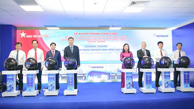C&aacute;c đại biểu bấm n&uacute;t kh&aacute;nh th&agrave;nh Nh&agrave; m&aacute;y thực phẩm Pepsico Ninh B&igrave;nh giai đoạn 1