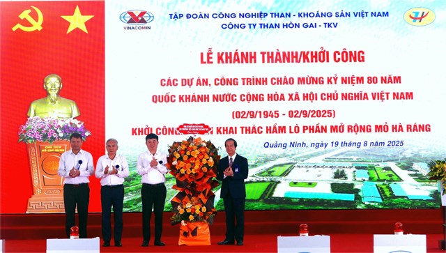 Bộ trưởng Bộ Gi&aacute;o dục v&agrave; Đ&agrave;o tạo Nguyễn Kim Sơn dự lễ khởi c&ocirc;ng, kh&aacute;nh th&agrave;nh c&aacute;c c&ocirc;ng tr&igrave;nh, dự &aacute;n tại Quảng Ninh