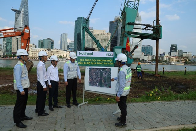 Dự án cầu đi bộ qua sông Sài Gòn chính thức thực hiện mũi khoan cọc đầu tiên - Ảnh 1