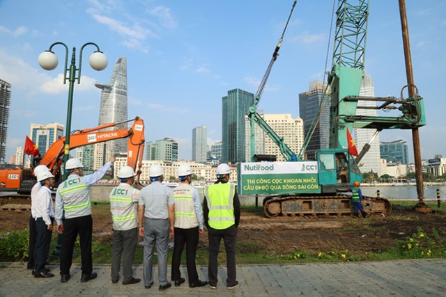 L&atilde;nh đạo hai b&ecirc;n trao đổi cụ thể về c&aacute;c yếu tố kỹ thuật v&agrave; trực tiếp chỉ đạo thực hiện trong qu&aacute; tr&igrave;nh thi c&ocirc;ng &nbsp;