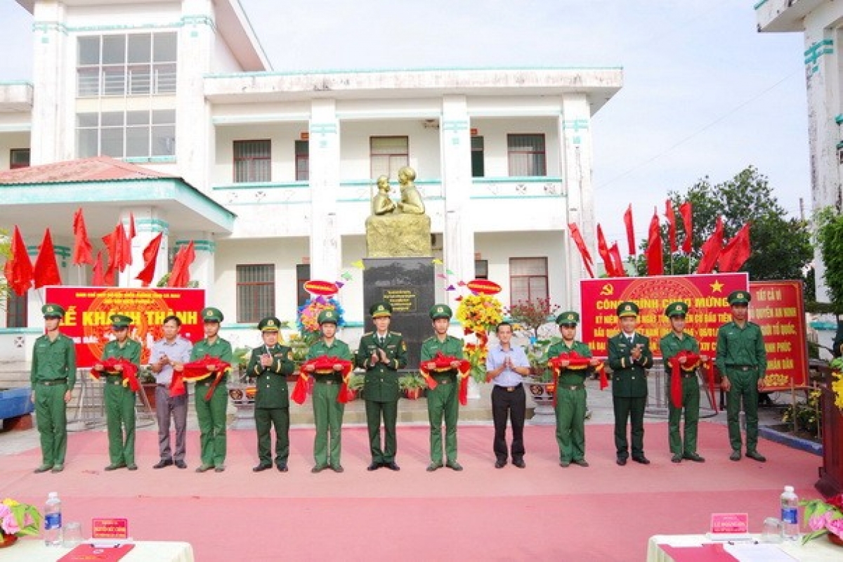 Khánh thành Tượng đài “Bác Hồ với chiến sĩ Biên phòng” tại Hải đội Biên phòng 2