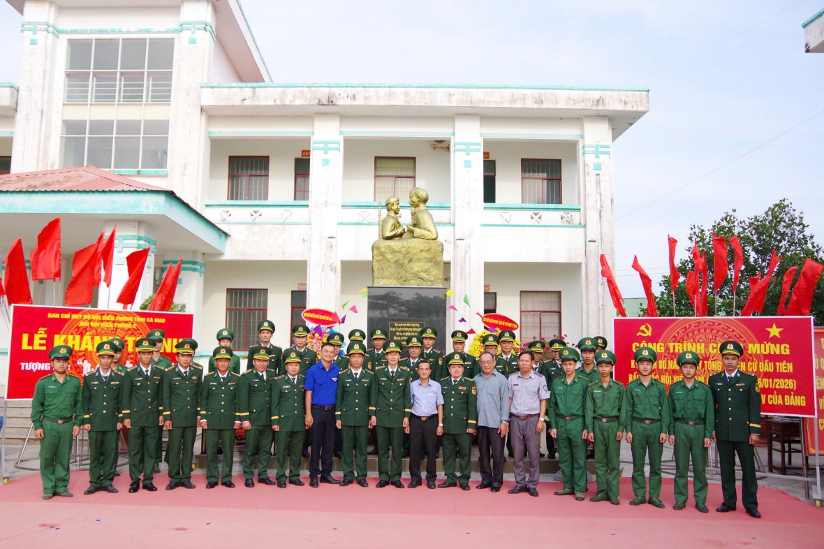 Khánh thành Tượng đài “Bác Hồ với chiến sĩ Biên phòng” tại Hải đội Biên phòng 2