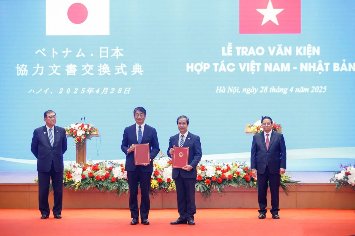 Việt Nam và Nhật Bản đã trao Bản ghi nhớ hợp tác phát triển nguồn nhân lực trong lĩnh vực bán dẫn. (Ảnh: Bộ GD&ĐT) Việt Nam và Nhật Bản đã trao Bản ghi nhớ hợp tác phát triển nguồn nhân lực trong lĩnh vực bán dẫn. (Ảnh: Bộ GD&ĐT)