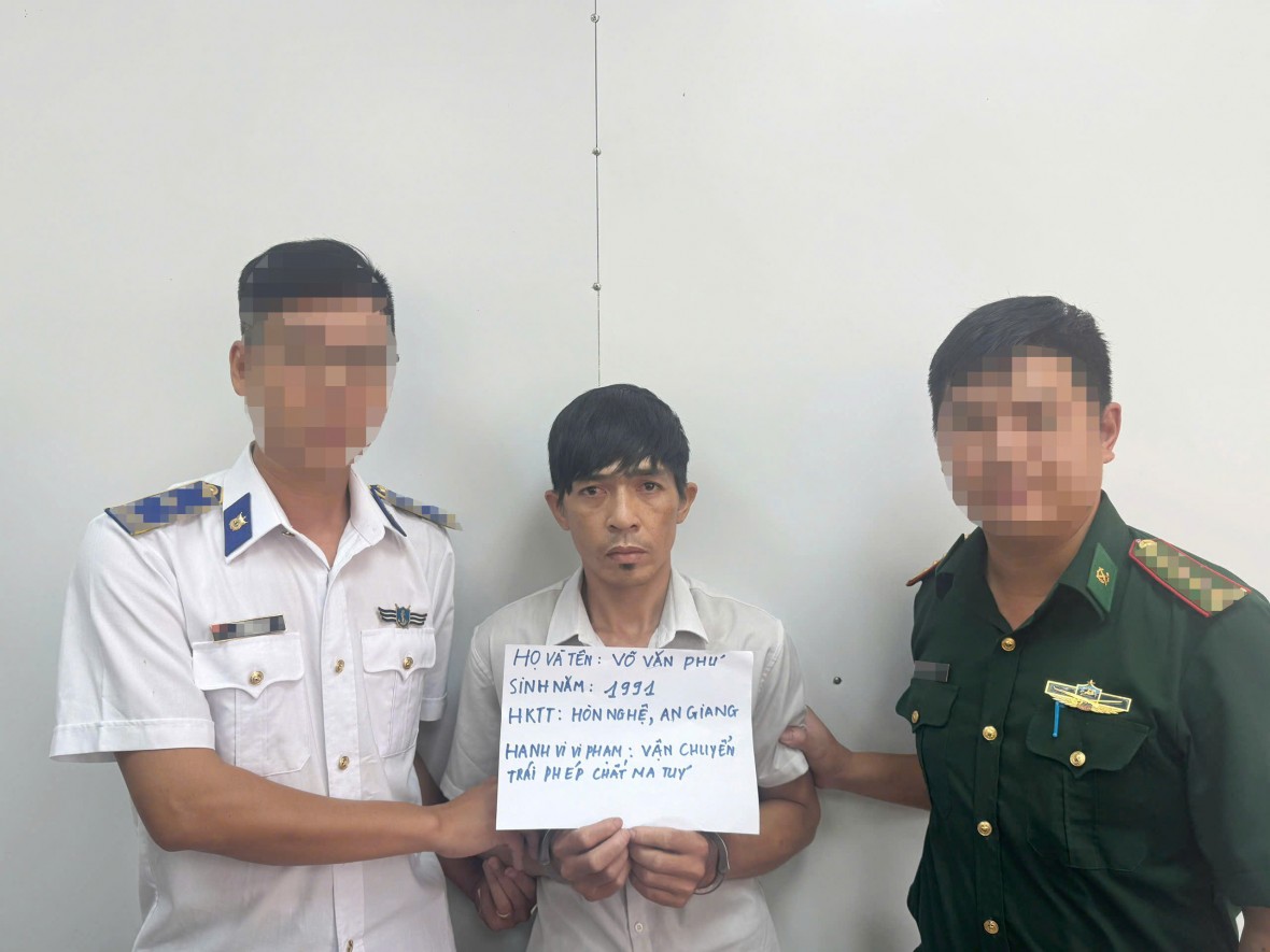 Vừa bước chân xuống tàu cao tốc thì bị bắt quả tang vì tàng trữ trái phép 02 bịch ma túy đá