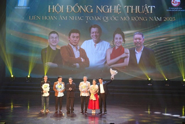 Niềm vui của c&aacute;c nhạc sĩ, nghệ sĩ khi nhận giải thưởng tại Li&ecirc;n hoan &Acirc;m nhạc to&agrave;n quốc mở rộng năm 2025.