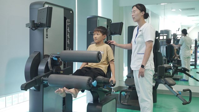 Bệnh nh&acirc;n tập luyện với hệ thống m&aacute;y Compass 600 &nbsp;