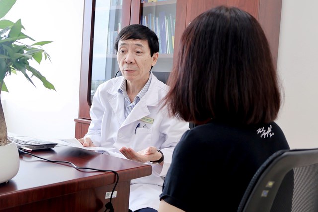 PGS. TS. BS Phạm Văn Năng kh&aacute;m bệnh cho bệnh nh&acirc;n &nbsp;