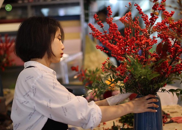 Gi&aacute; mỗi b&igrave;nh hoa như thế n&agrave;y v&agrave;o khoảng v&agrave;i triệu đến v&agrave;i chục triệu đồng