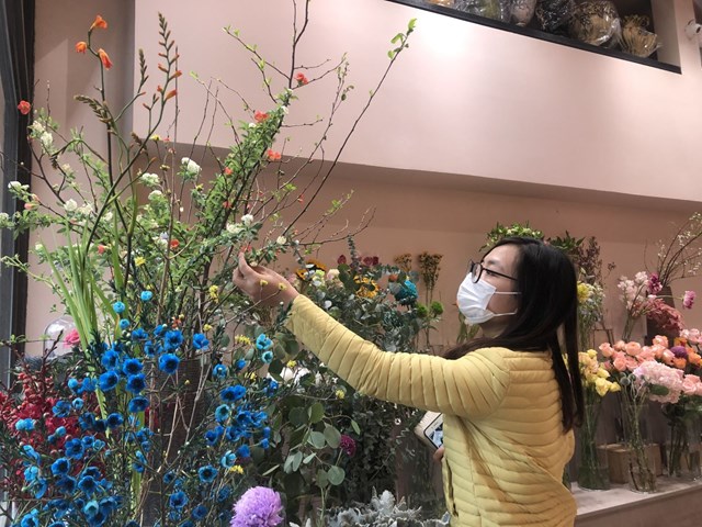 Kh&aacute;ch h&agrave;ng xem hoa đ&agrave;o Nhật Bản tại cửa h&agrave;ng hoa tr&ecirc;n phố Huế (H&agrave; Nội).