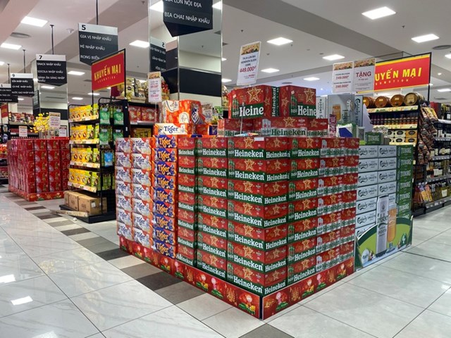 Hiện c&aacute;c si&ecirc;u thị tăng cường lượng h&agrave;ng thiết yếu nhằm chủ động nguồn cung dự trữ điều tiết gi&aacute; h&agrave;ng h&oacute;a Tết. Ảnh:&nbsp;Duy Anh.