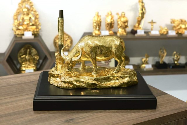 Mẫu tượng tr&acirc;u v&agrave;ng An Lạc, c&oacute; gi&aacute; 4 - 18 triệu đồng.