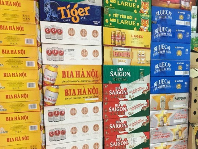 Gi&aacute; bia lon c&aacute;c loại tr&ecirc;n thị trường vẫn tăng d&ugrave; lượng kh&aacute;ch giảm. Ảnh:&nbsp;Thanh Thương.