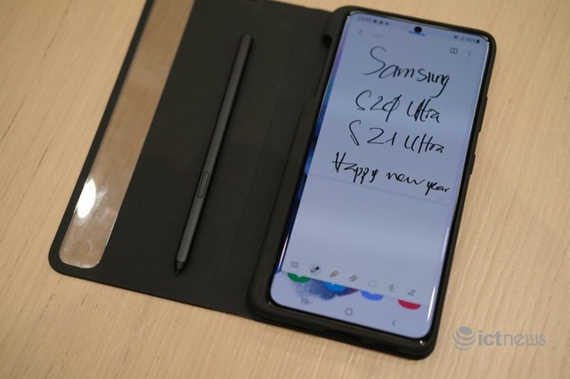 B&uacute;t S Pen được gắn k&egrave;m theo ốp bảo vệ Galaxy S21 Ultra.