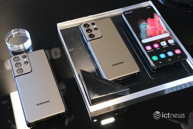 Galaxy S21 Ultra c&oacute; hai m&agrave;u đen v&agrave; bạc.