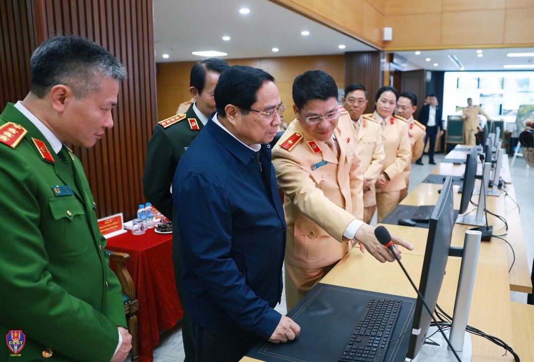 Thủ tướng Chính phủ đến thăm và làm việc tại Cục CSGT