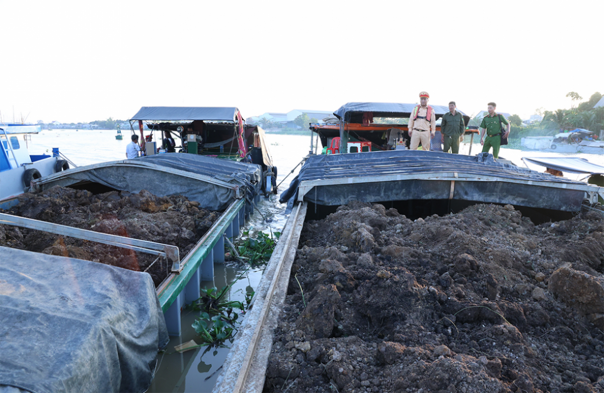 An Giang: Bắt 07 phương tiện thuỷ vận chuyển số lượng lớn khoáng sản không hoá đơn chứng từ