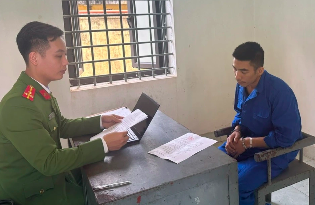 Khởi tố gã đàn ông dùng dao chém vợ cũ Khởi tố gã đàn ông dùng dao chém vợ cũ