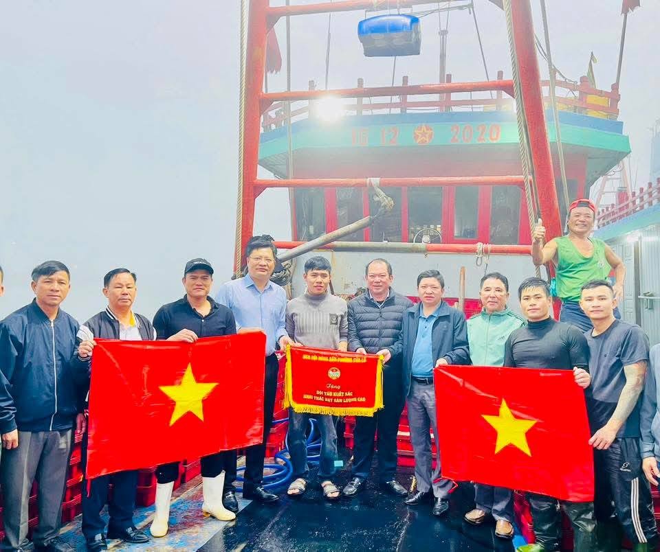 Lãnh đạo phường Cửa Lò động viên, khích lệ ngư dân. Lãnh đạo phường Cửa Lò động viên, khích lệ ngư dân.