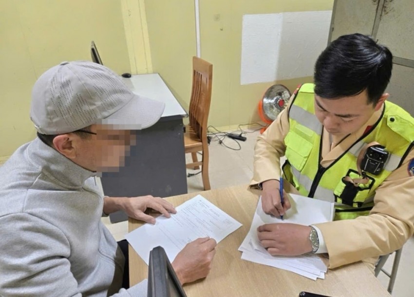 Xử phạt xe biển xanh vượt ẩu tại Lào Cai Xử phạt xe biển xanh vượt ẩu tại Lào Cai