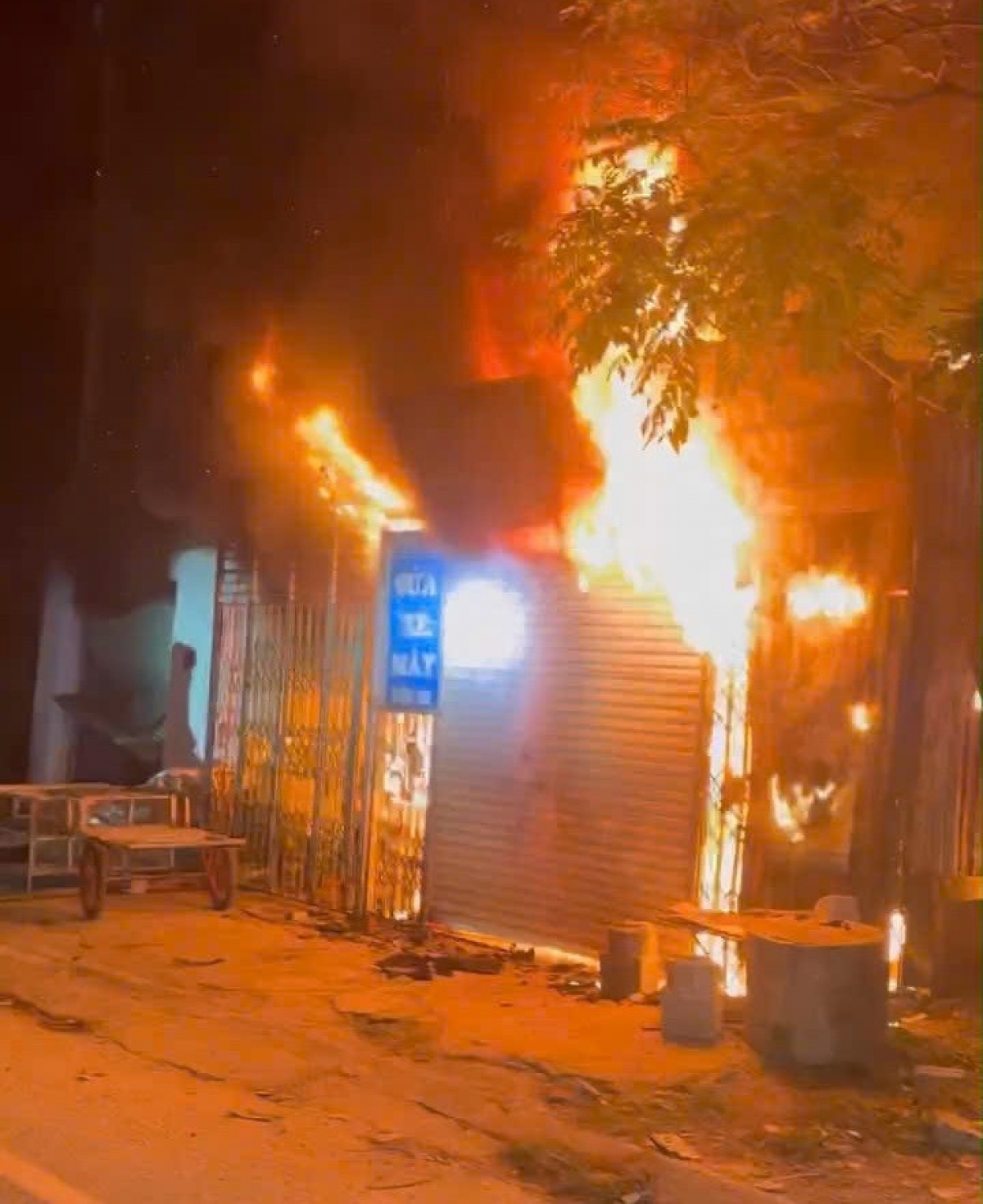 CSGT Nghệ An phá cửa cứu 11 người trong vụ cháy nhà lúc rạng sáng