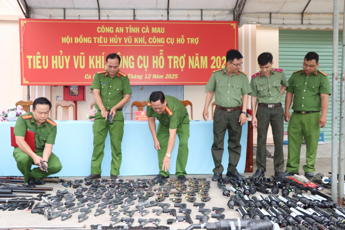 Công an Cà Mau tiêu hủy hàng trăm vũ khí, công cụ hỗ trợ thu gom từ Nhân dân
