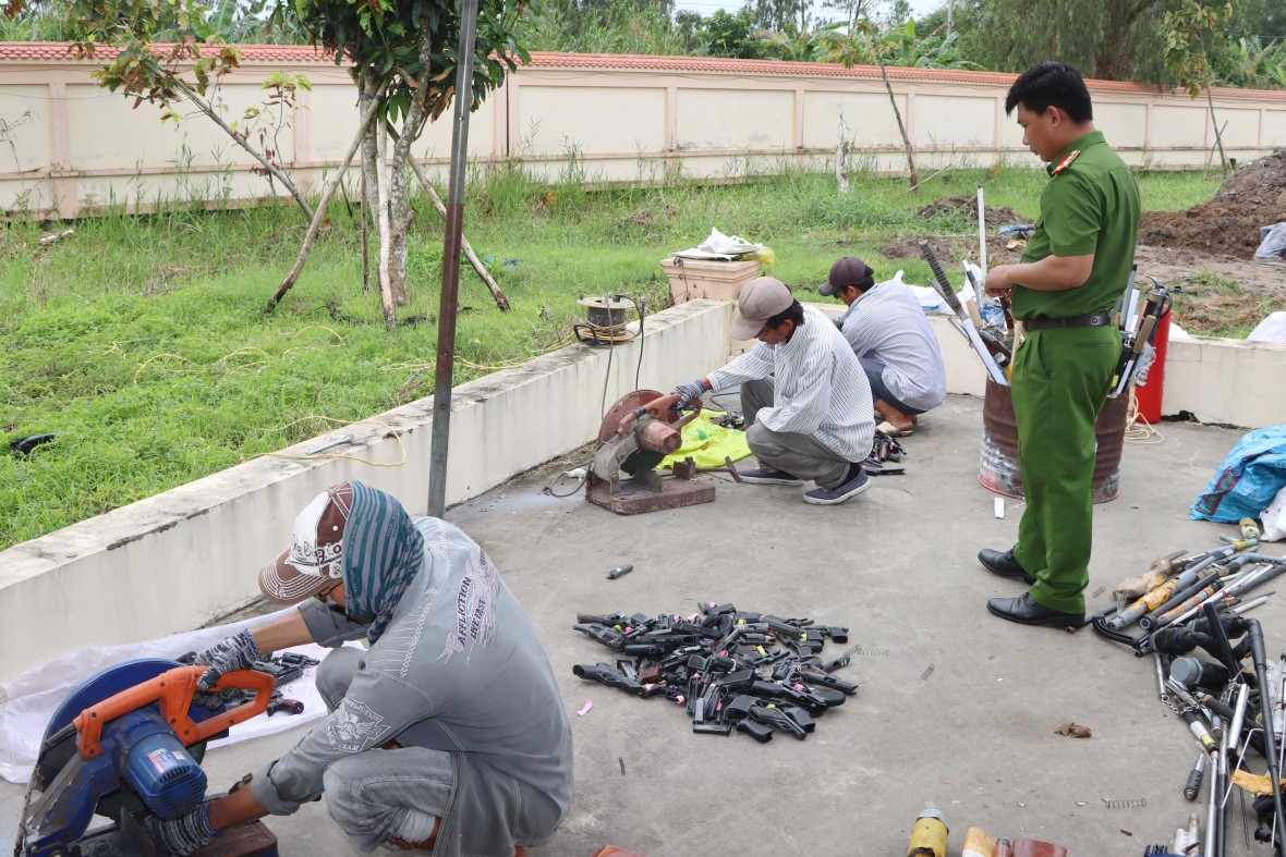 Công an Cà Mau tiêu hủy hàng trăm vũ khí, công cụ hỗ trợ thu gom từ Nhân dân