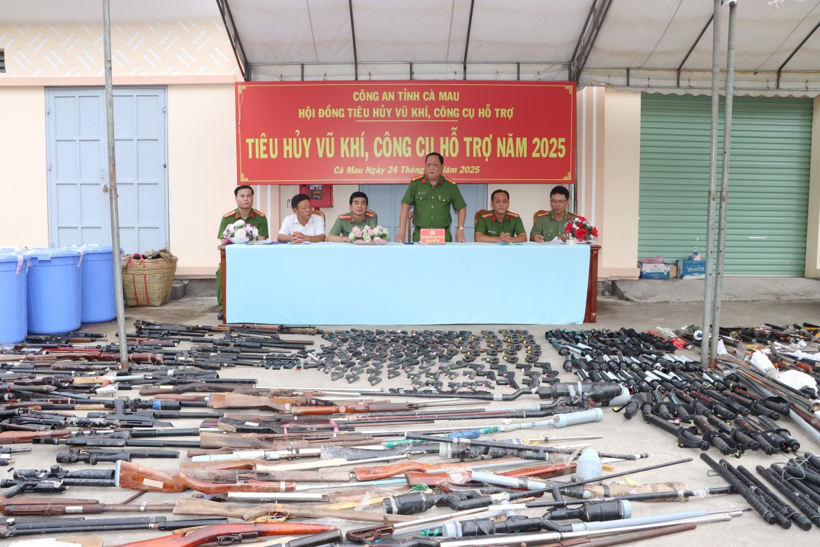 Công an Cà Mau tiêu hủy hàng trăm vũ khí, công cụ hỗ trợ thu gom từ Nhân dân