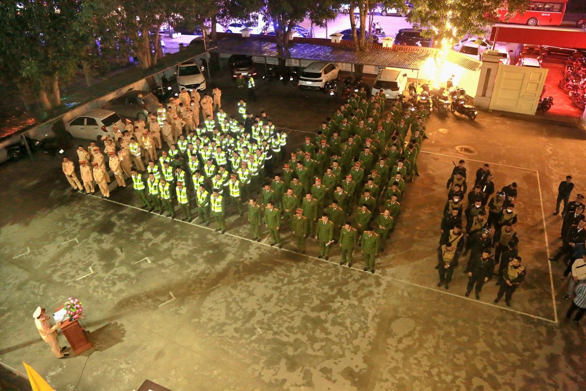 Nghệ An triển khai đợt cao điểm phòng, chống hành vi gây rối an ninh trật tự, vi phạm pháp luật về trật tự an toàn giao thông. Nghệ An triển khai đợt cao điểm phòng, chống hành vi gây rối an ninh trật tự, vi phạm pháp luật về trật tự an toàn giao thông.