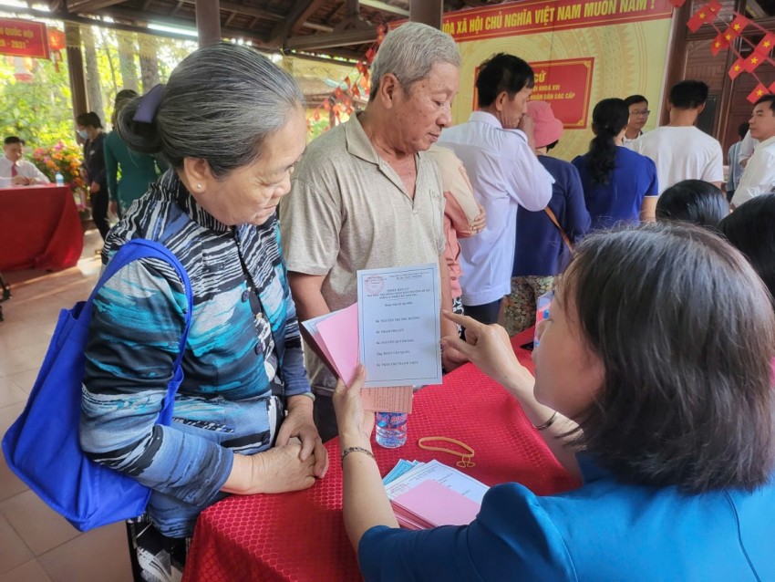Công tác kiểm tra danh sách cử tri, phát phiếu bầu và hướng dẫn quy trình bỏ phiếu được thực hiện đúng quy định, bảo đảm trật tự, an toàn.