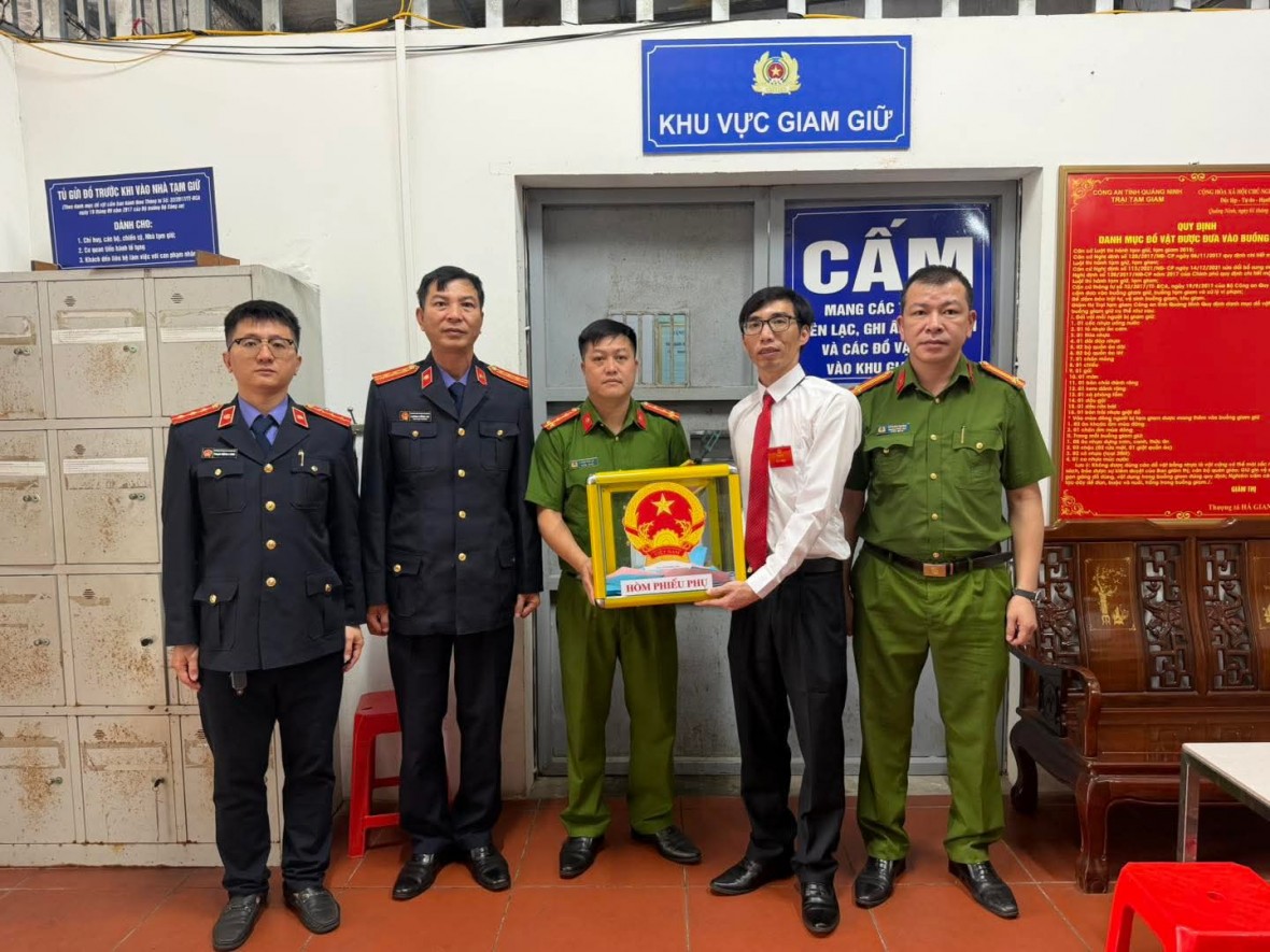 Bảo đảm quyền bầu cử cho cử tri đặc biệt tại Phân trại tạm giam Móng Cái Bảo đảm quyền bầu cử cho cử tri đặc biệt tại Phân trại tạm giam Móng Cái