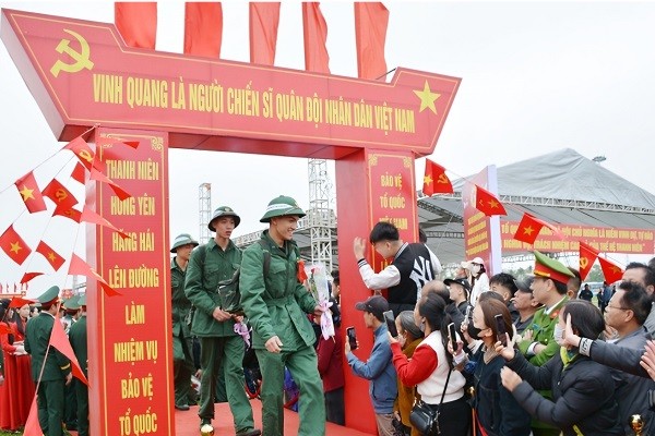 5.290 thanh niên ưu tú của tỉnh Hưng Yên hăng hái lên đường nhập ngũ 5.290 thanh niên ưu tú của tỉnh Hưng Yên hăng hái lên đường nhập ngũ