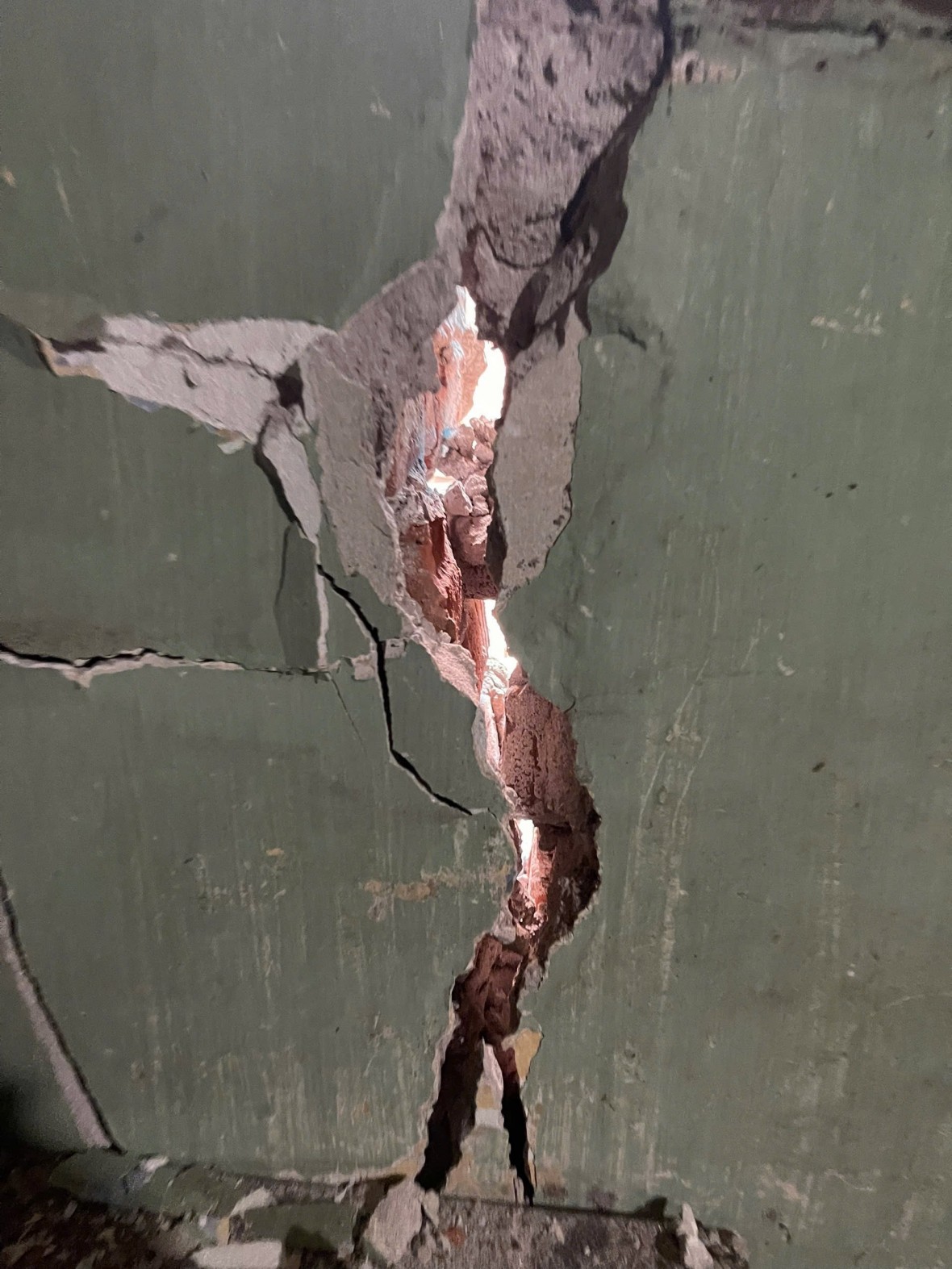 Tình trạng hư hỏng và được gia cố tạm tại các hộ 19A Hàm Long (ảnh người dân cung cấp).