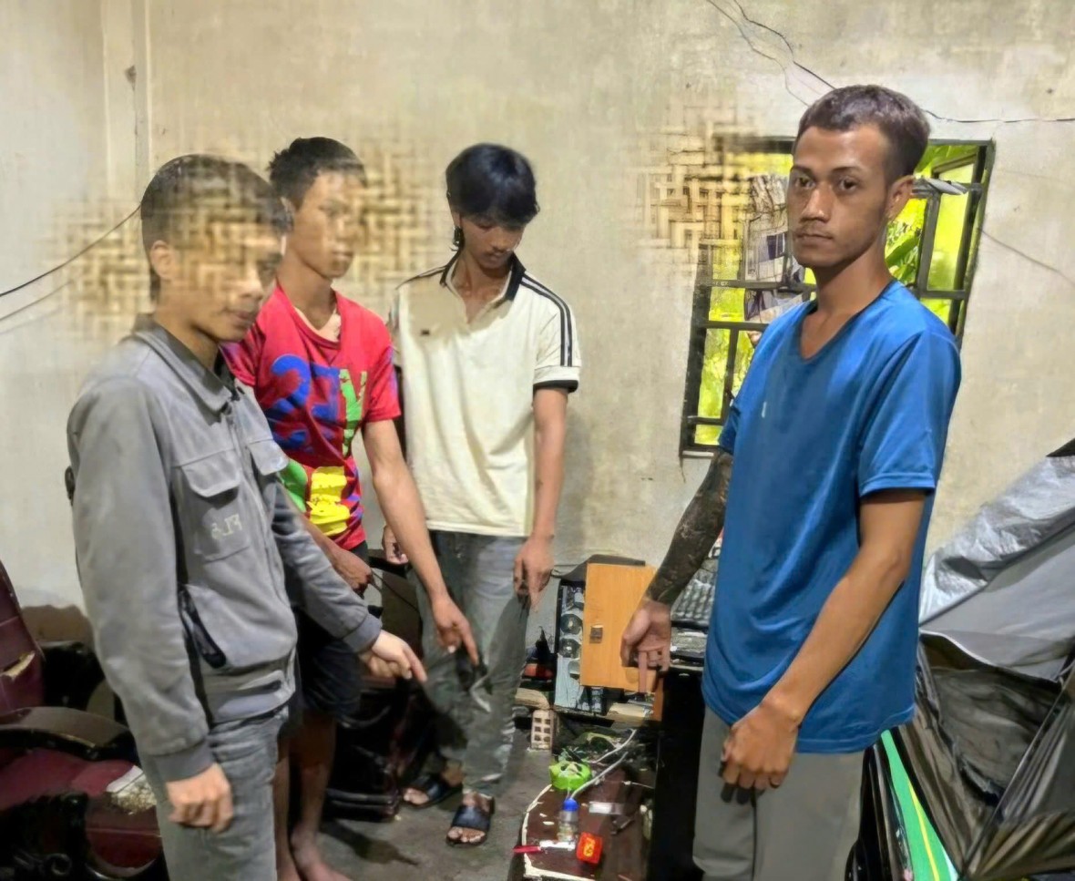 Bắt quả tang 4 thanh niên sử dụng ma túy tại nhà dân ở Lâm Đồng Bắt quả tang 4 thanh niên sử dụng ma túy tại nhà dân ở Lâm Đồng