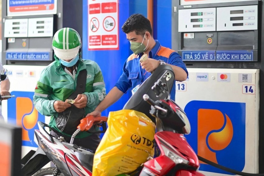 Thủ tướng yêu cầu bảo đảm cung ứng xăng dầu cho sản xuất, kinh doanh, tiêu dùng