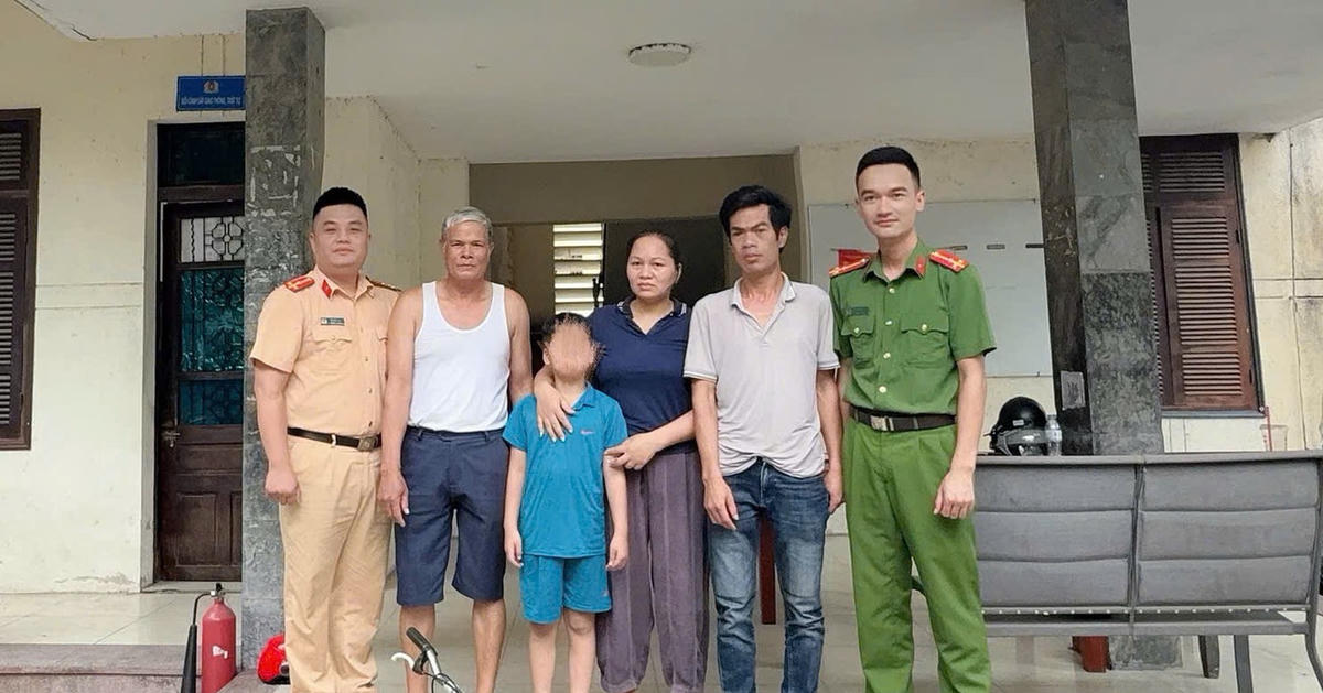 Cảnh sát giao thông Bắc Ninh kịp thời hỗ trợ cháu bé đi lạc về với gia đình