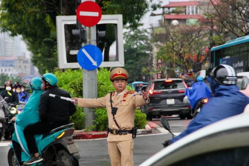 CSGT điều tiết giao thông trên tuyến Láng trong sáng ngày 09/2/2026.