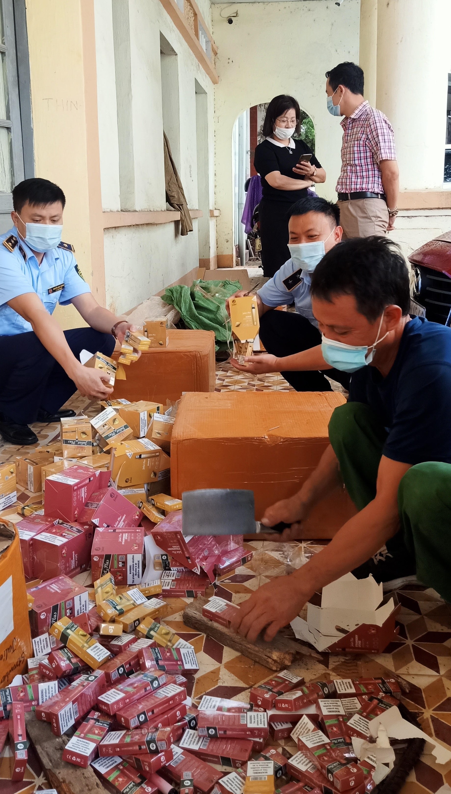 Nghệ An: Tiêu hủy hàng trăm loại hàng hoá vi phạm hành chính bị tịch thu