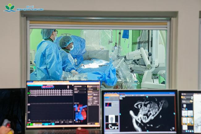 Tình trạng của bệnh nhi được theo dõi sát trong suốt quá trình can thiệp. (Ảnh: Bệnh viện Nhi Trung ương)