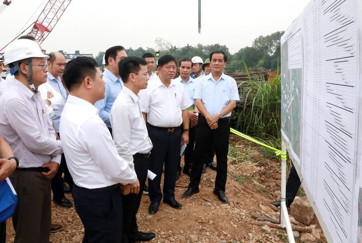 Phó Chủ tịch UBND Thành phố Bùi Duy Cường kiểm tra hiện trường Dự án cầu Thượng Cát và đường hai đầu cầu