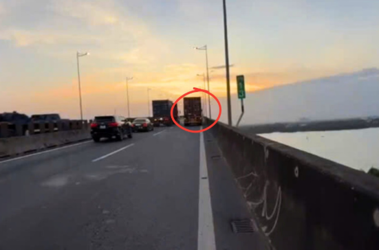 CSGT phát hiện trường hợp xe container dừng trên cao tốc không đặt biển cảnh báo. Ảnh cắt từ clip